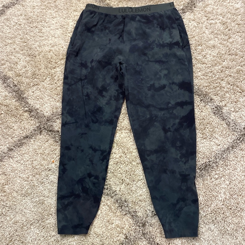 6021 -Men’s Lululemon Run State Jogger
Tidal Dye Smoked Spruce Black